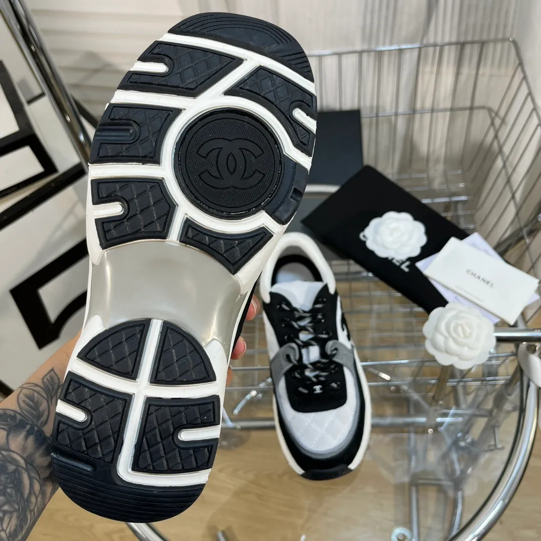 👟👟Ex-factory price 560👟👟 Chanel Chanel - 2022 counter top casual sports shoes This classic design; the upper is electro-embroidered with a variety of techniques; the outsole is fashionable and sporty; it is unusual to incorporate a variety of color matching elements... The diversified mix and match is very good-looking and versatile, casual, fashionable, sports and outdoor can be taken into account... ꫛꫀꪝ Go➫ Material: ❶Upper is made of: Original imported high mercerized smooth cow suede + electric embroidery technology + imported breathable mesh ❷Inner use: original imported breathable mesh ❸Outsole based on: original TPU combination outsole Counter boutique packaging complete set for women 35–42 men 38–46